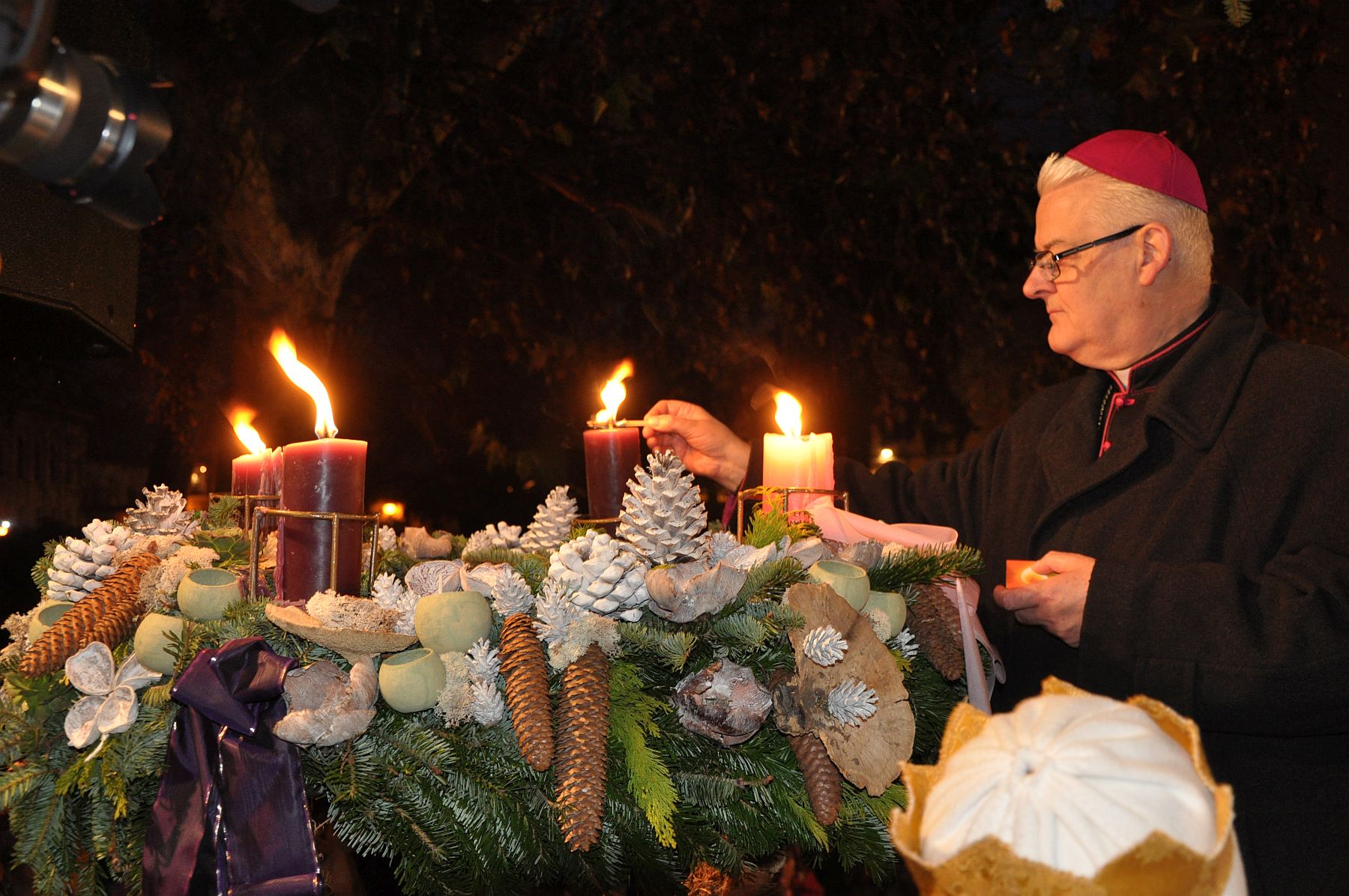 A negyedik gyertya lángja teljessé tette advent fényeit a Püspöki Palota udvarán